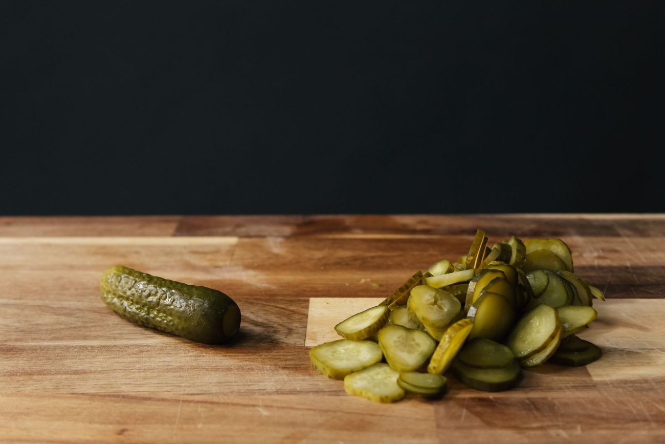 Szeletelt savanyú uborka vágódeszkán